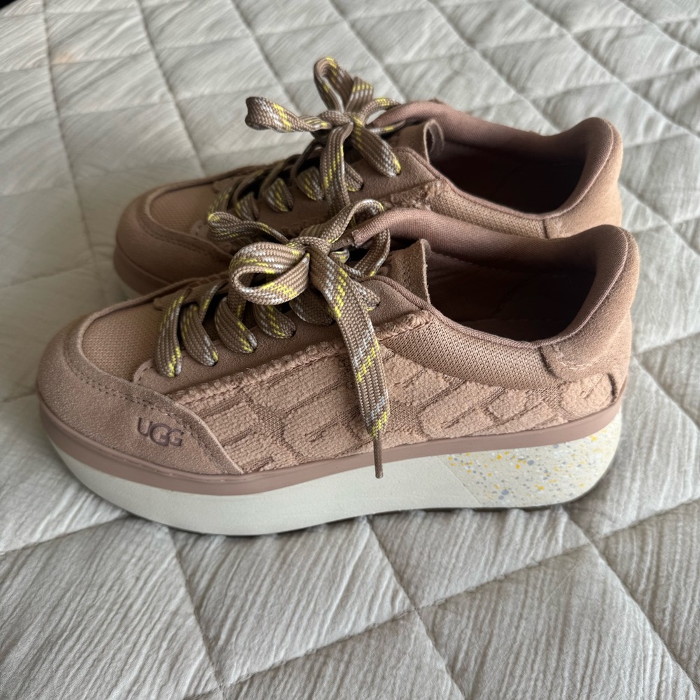 UGG Marin Platform Logo Sneaker size 8.5